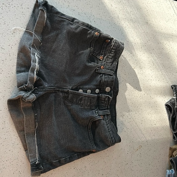 Woman’s Levi shorts size 28 - Picture 1 of 3